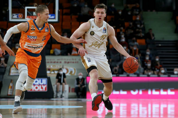 更为他赢得 更为他赢得