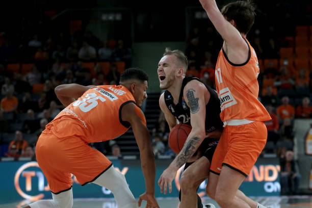 湖人黔驴尽穷拉塞尔成背锅侠 掘金兵强马壮詹姆斯要回家？